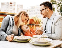 manger au resto avec des enfants